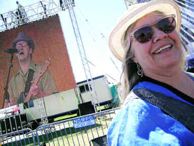 Jessica&alexjumbotron.jpg (61221 bytes)